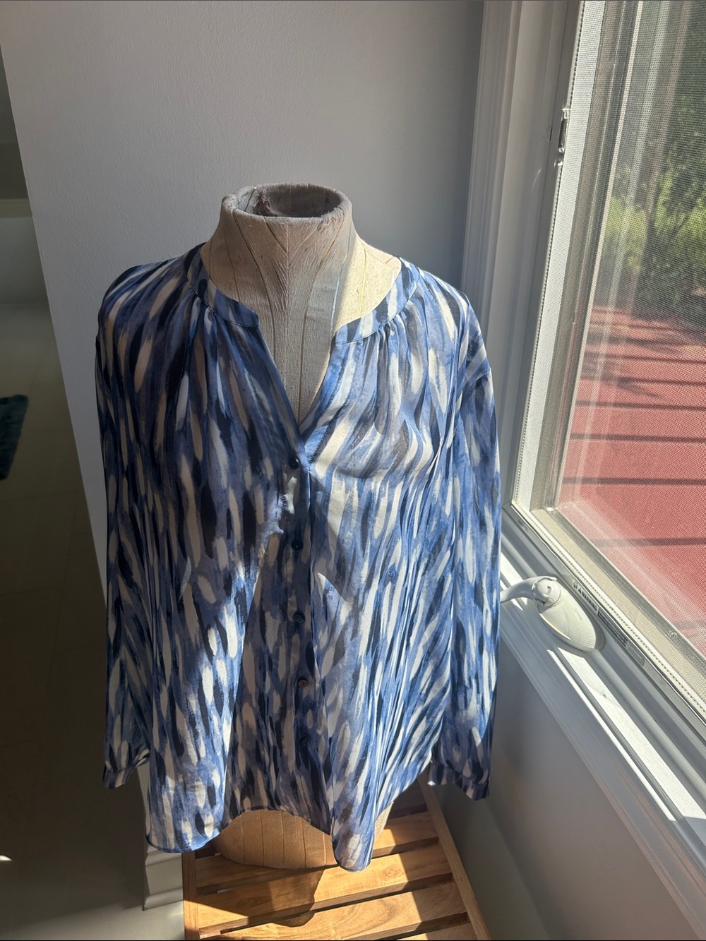 NIC+ZOE Blue and White Abstract-Print Button-Front Blouse